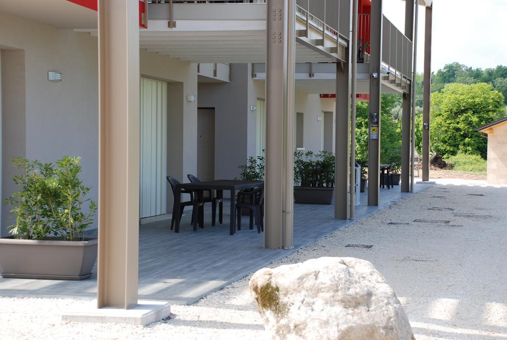 Villaggio Esmera デセンツァーノ・デル・ガルダ エクステリア 写真