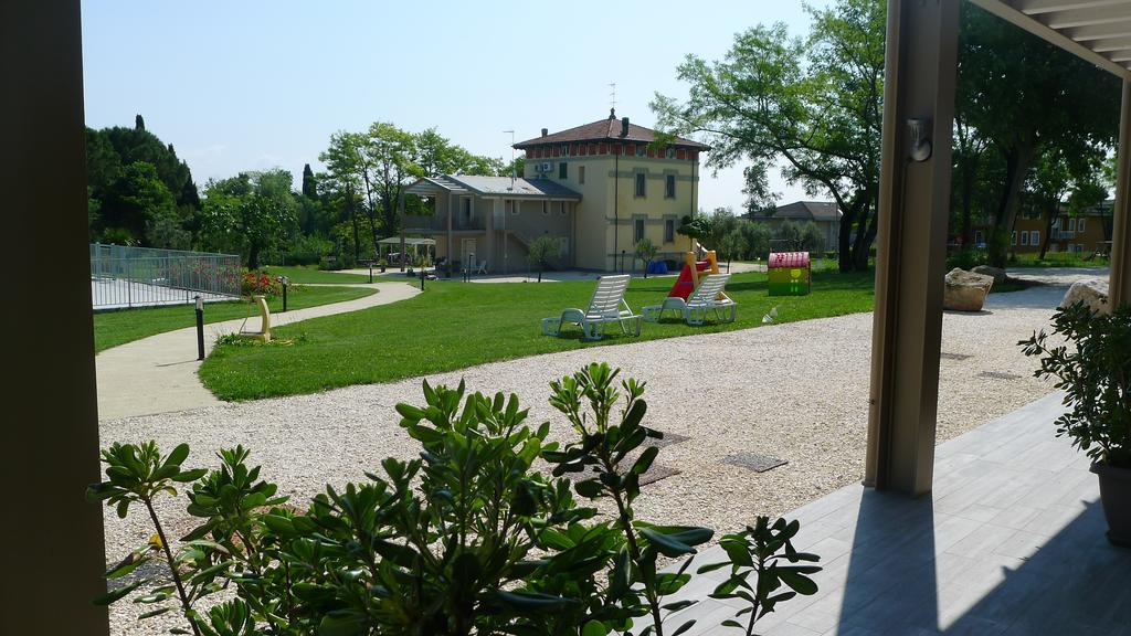 Villaggio Esmera デセンツァーノ・デル・ガルダ エクステリア 写真