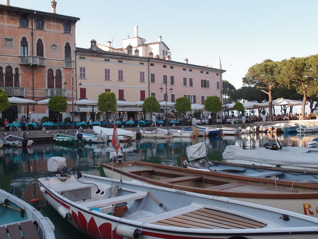 Villaggio Esmera デセンツァーノ・デル・ガルダ エクステリア 写真