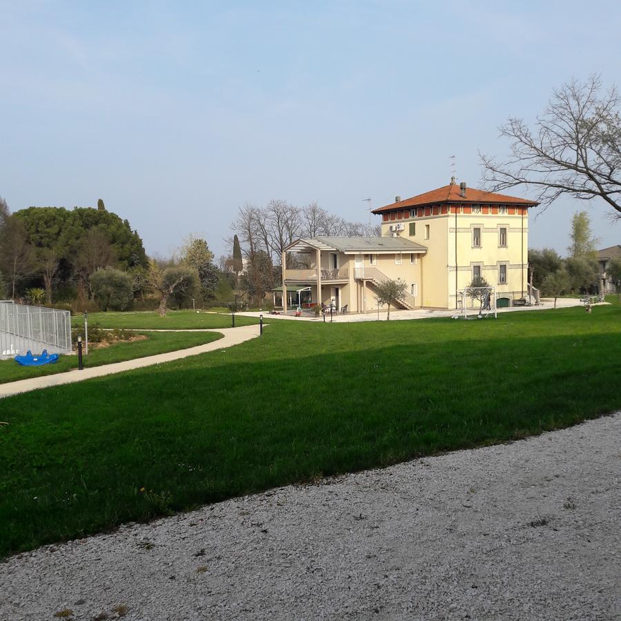 Villaggio Esmera デセンツァーノ・デル・ガルダ エクステリア 写真